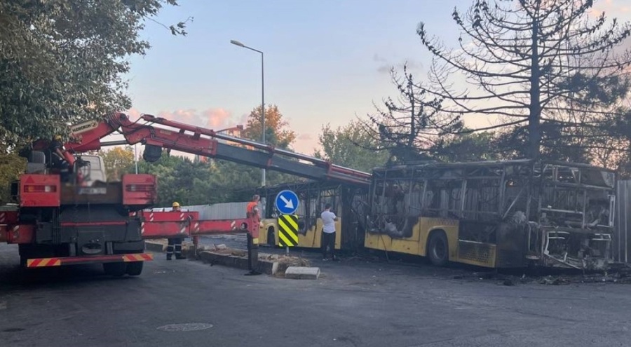 Büyükçekmece'de park halindeki İETT otobüsü yandı!