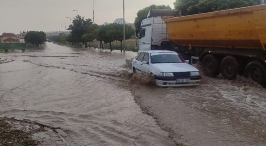 Kayseri'de sağanak yağış sele yol açtı