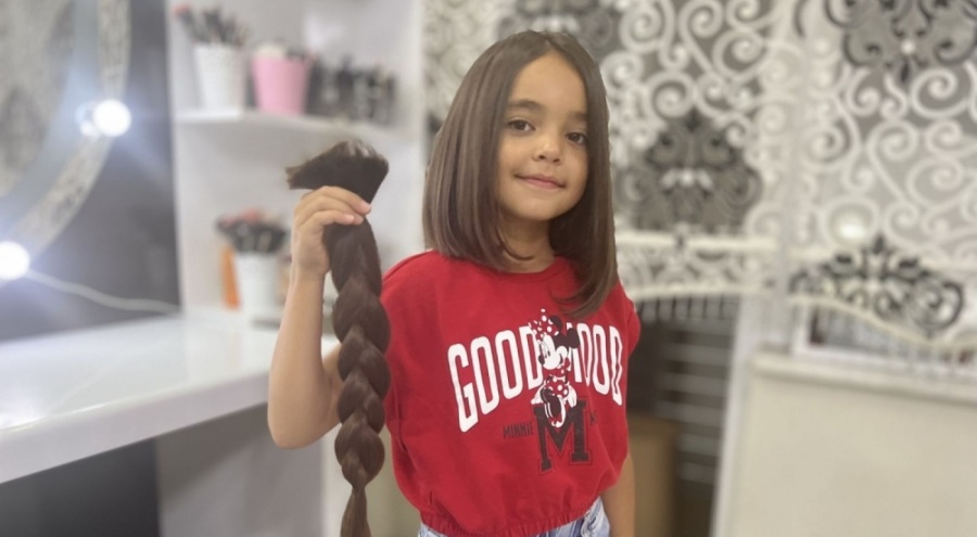 8 yaşındaki Azra, lösemi hastaları için saçlarını bağışladı