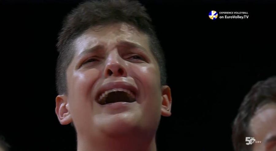 Ebrar Karakurt, İstiklal Marşı'nı okurken gözyaşlarına hakim olamadı