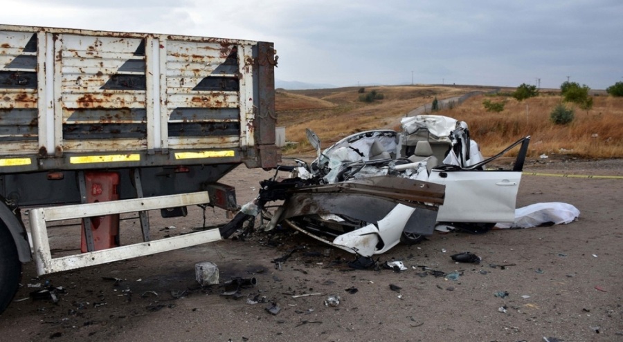 Otomobil tıra çarptı! Sürücü öldü, eşi yaralandı