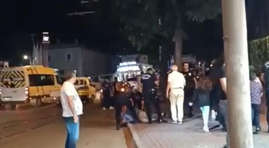 Bursa'da Zafer Plaza karşısında bıçaklı kavga!