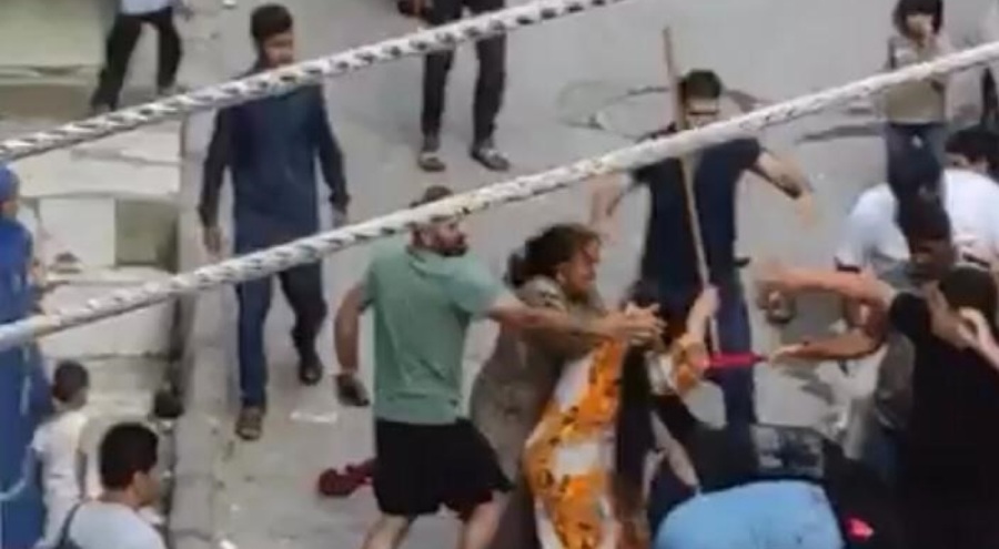 Satırlı ve sopalı meydan kavgası! Kadını yerde sürükleyip dövdüler