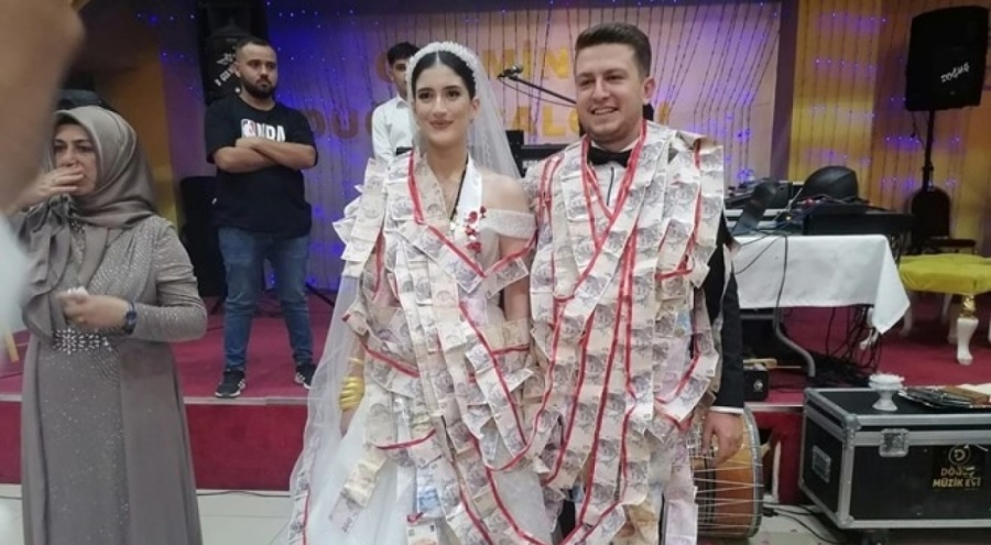 Manisa'daki düğünde metrelerce uzunlukta takı taktılar