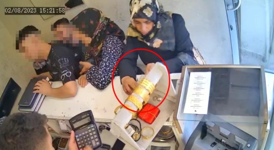 Kuyumcuyu hem soydu hem de alışveriş yaptı!