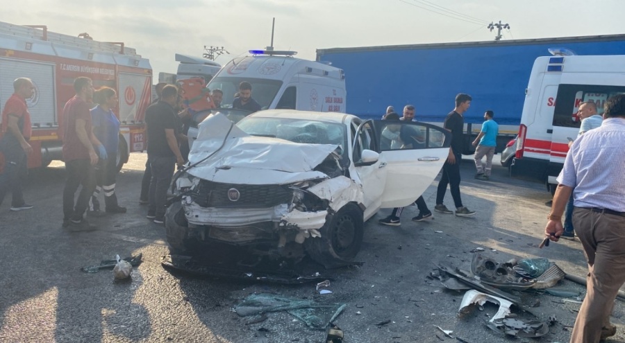 Mersin'de işçi servisi ile otomobil çarpıştı! Çok sayıda yaralı