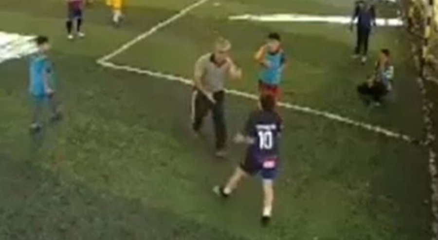 Antrenörden skandal hareket! Oğluna faul yapan öğrencisini tekme tokat dövdü