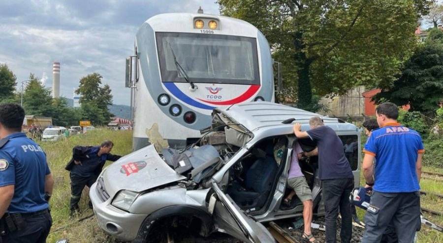 Hemzemin geçitte hafif ticari araca tren çarptı!