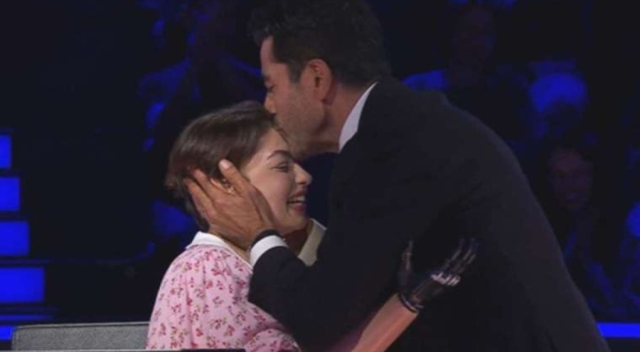 Kenan İmirzalıoğlu yarışmacıyı 'alnından' öptü