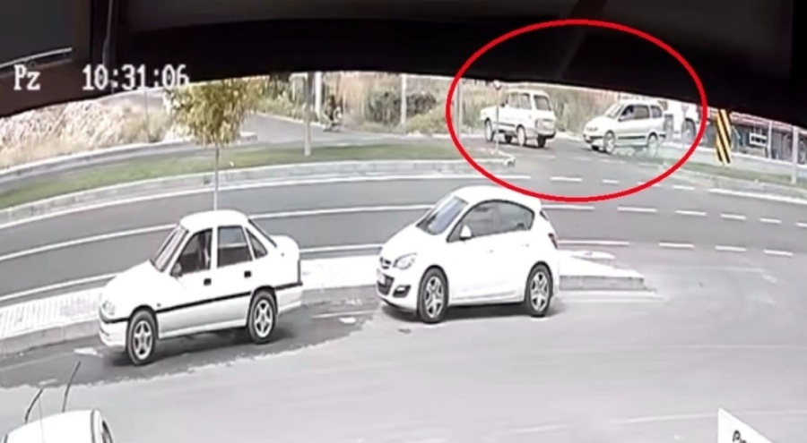 Kavşakta otomobiller çarpıştı! Kadın yolcu camdan fırladı