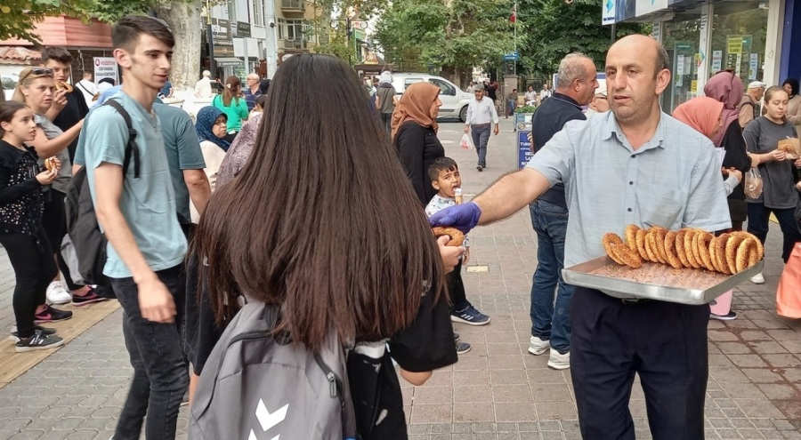 Kütahya'da bir fırıncı "Filenin Sultanları"nın şampiyonluğu zaferine 10 bin simit dağıttı!