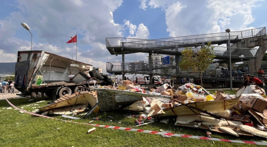 Muğla'da kaza: Üst geçide çarpan tırın sürücüsü hayatını kaybetti