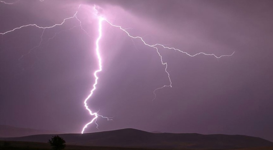 Hindistan'da facia: 2 saatte 61 bin yıldırım düştü, 12 kişi hayatını kaybetti