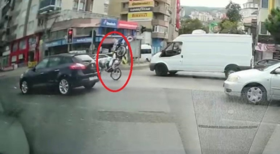 Bursa'da motosiklet sürücüsü araca çarpıp savruldu!