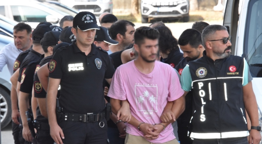 Uyuşturucu sevkiyatında yakalanan 9 şüpheli adliyeye sevk edildi