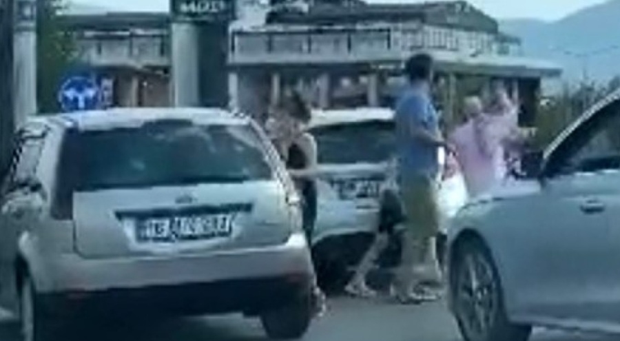Bursa'da trafikte kadınlar tekme tokat birbirlerine girdi!