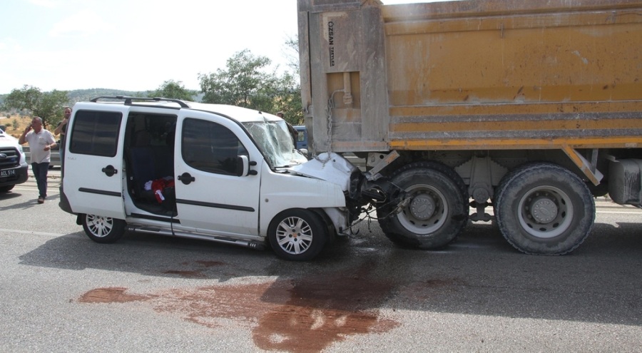 Hafif ticari araç, hafriyat kamyonuna çarptı! 7 yaralı