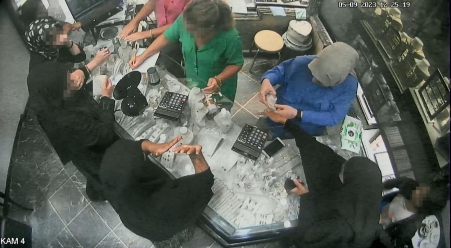 Kuyumcuyu yetişkinler oyaladı, çocuklar çaldı!