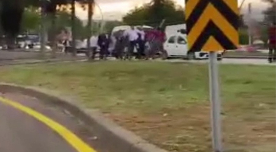 Yol verme kavgası! Tekme tokat birbirlerine girdiler