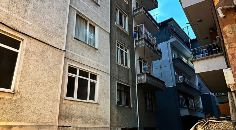 Depremin ardından Artvin'e yerleşmişlerdi: Balkondan düşen 7 yaşındaki çocuk, yaşamını yitirdi