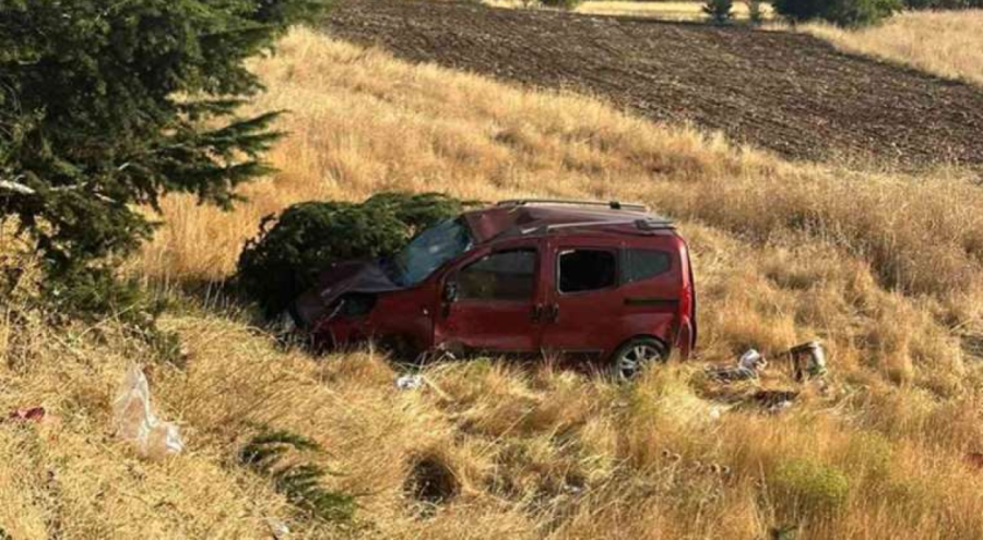 Hafif ticari araç şarampole uçtu! Ölü ve yaralılar var