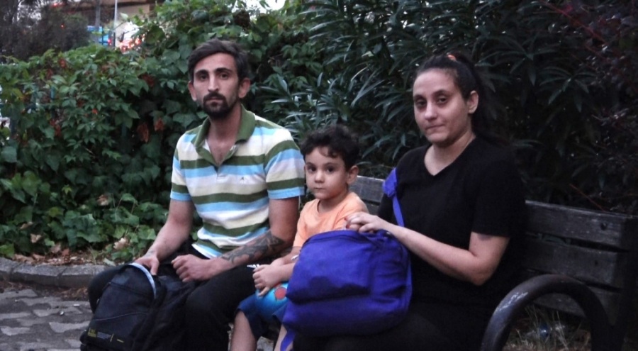 Bursa'da evden çıkarılan aile 2,5 aydır hastane bahçesinde kalıyor