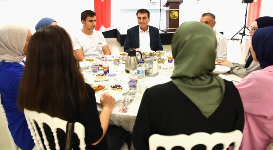 Başkan Dündar, üniversiteyi kazanan öğrencilerle bir araya geldi