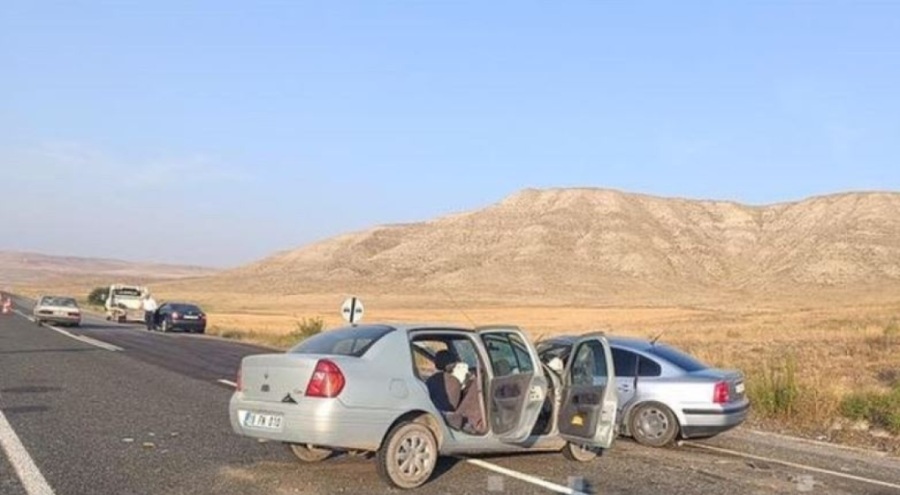 Otomobiller kafa kafaya çarpıştı! Ölü ve yaralılar var