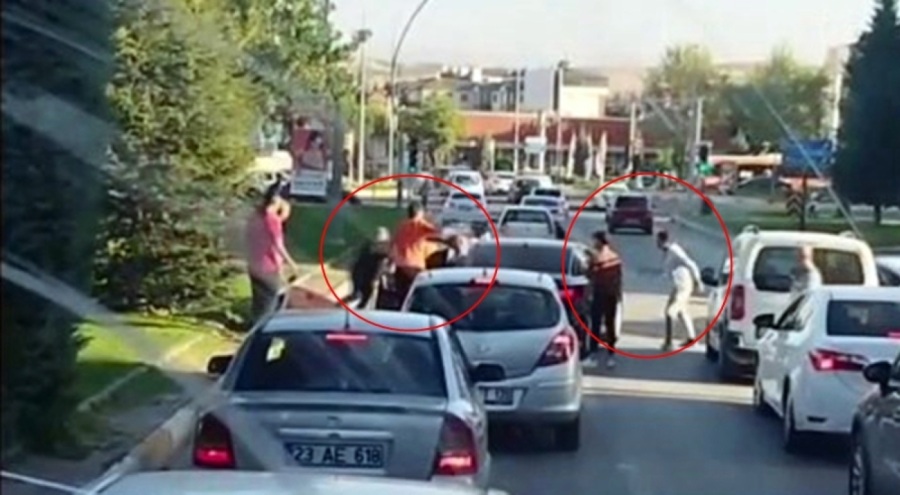 Trafikte tekmeli- yumruklu 'yol vermeme' kavgası!