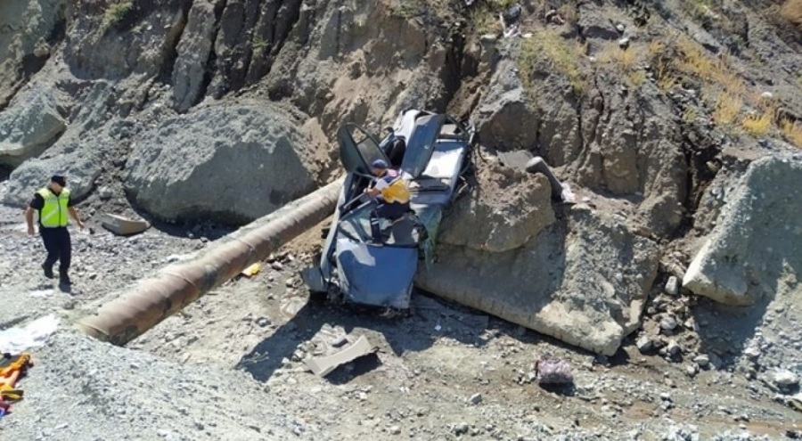 Malatya'da feci kaza! Otomobil dere yatağına devrildi