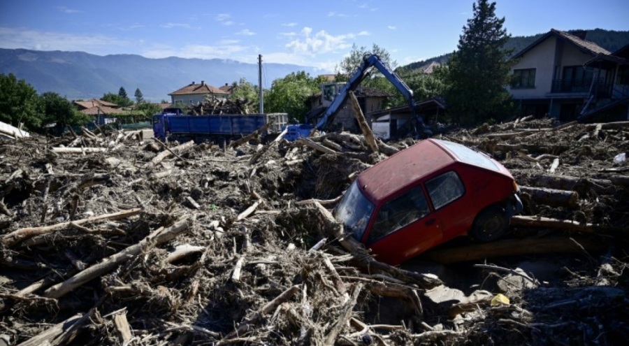 Bulgaristan da sele teslim oldu! 2 ölü 3 kayıp