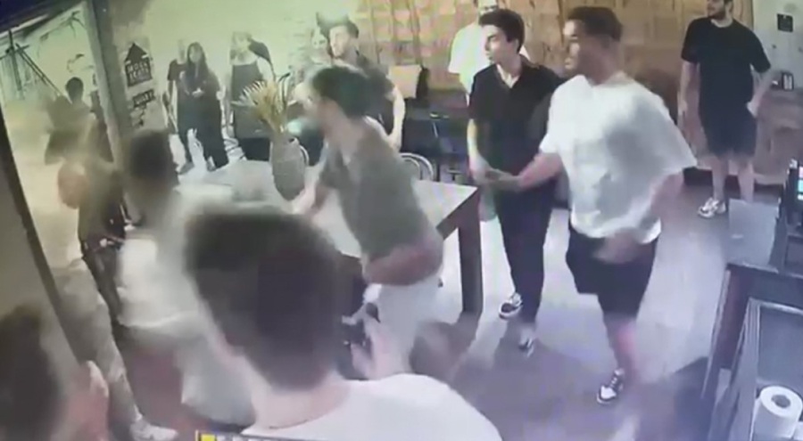 Fenomenlerden tekme ve yumruklu kavga! Masa ve sandalyeler havada uçuştu