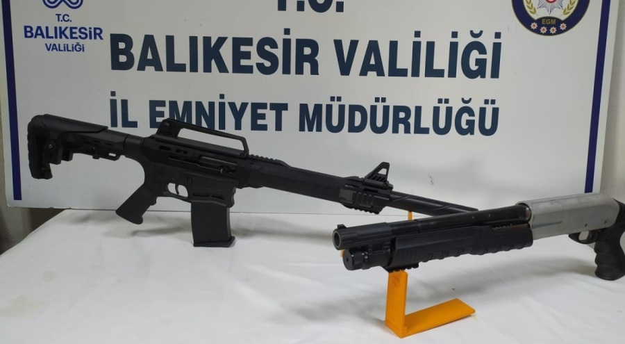 Balıkesir'de 19 şüpheli kişinin gözaltına alındığı operasyonda çok sayıda silah ele geçirildi