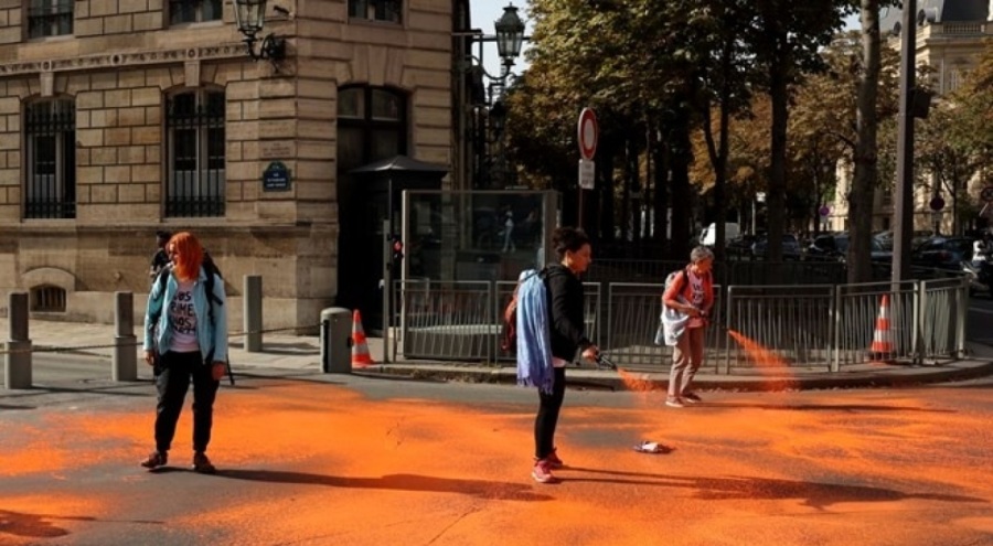 İklim aktivistleri Paris'i turuncuyla boyadı!