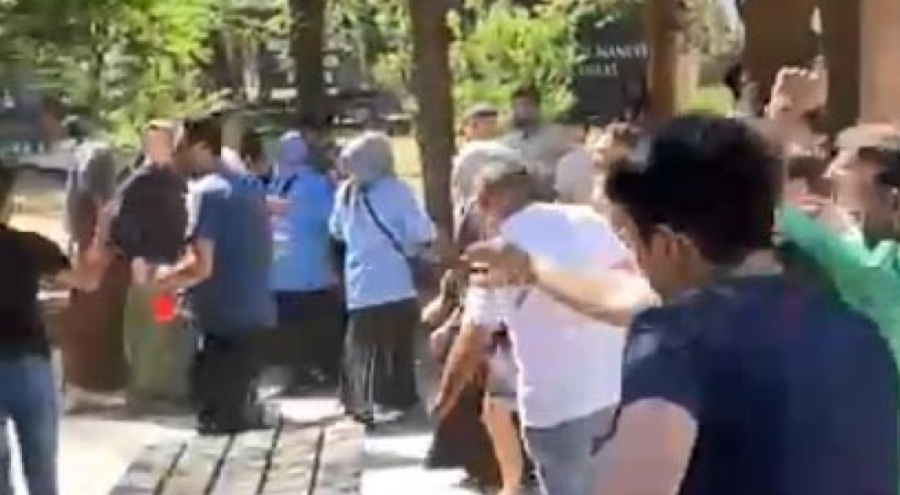 Türbede tekme, yumruk ve sopalarla kavga!