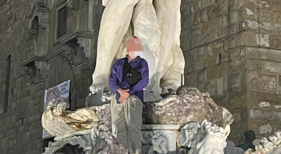 Ünlü Neptün Çeşmesi'ne zarar veren Alman turiste ceza geldi!