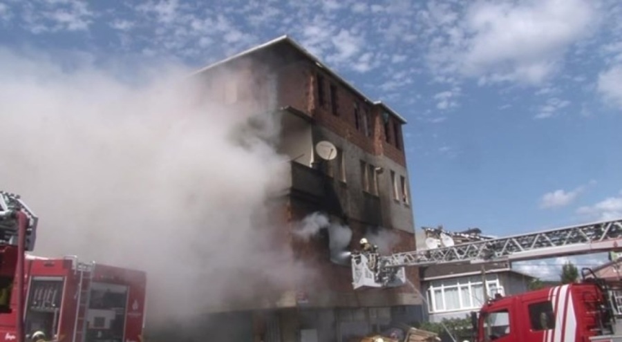 Mobilya deposunda korkutan yangın! 2 kişi mahsur kaldı