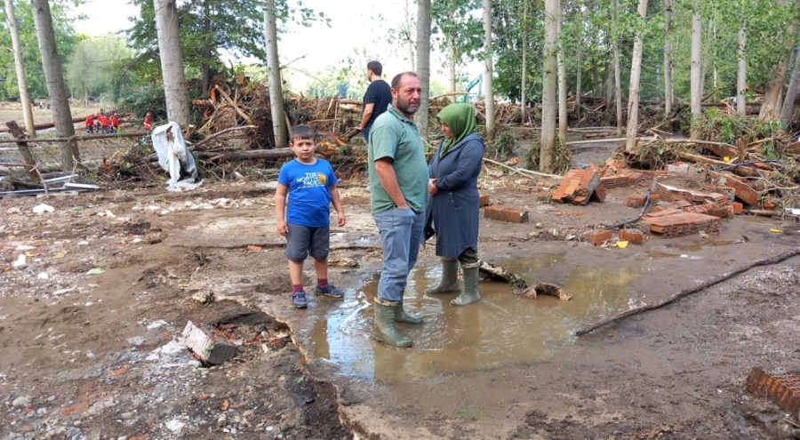 Seli görünce danalarını bırakıp canlarını son anda kurtarmışlar