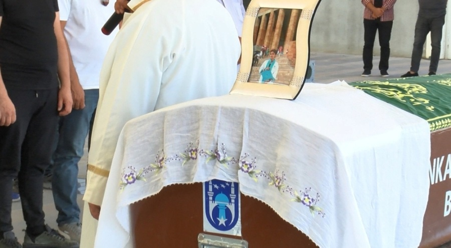 Kalp krizinden yaşamını yitiren 20 yaşındaki Nazlı Ece'ye acı veda