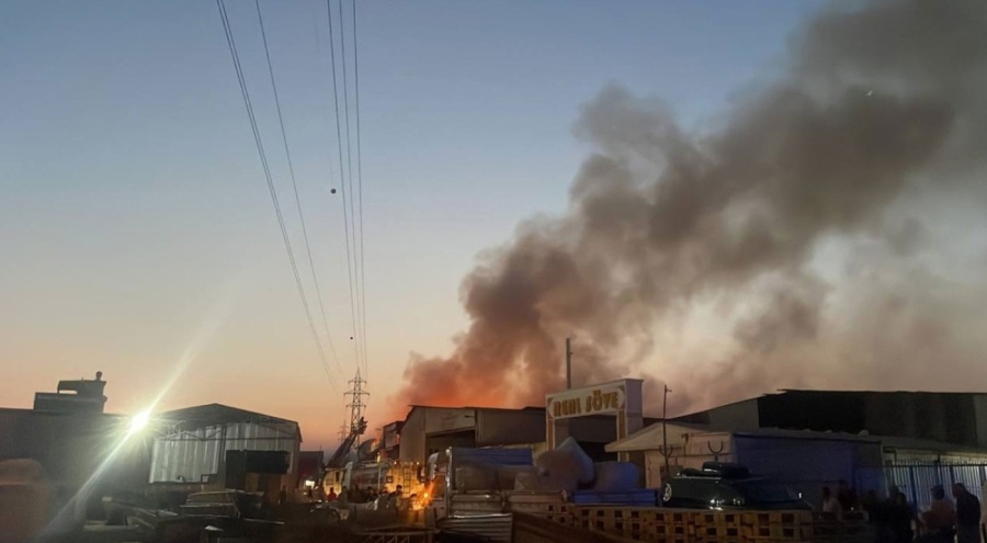 Mersin'de bir tekstil deposunda yangın çıktı!