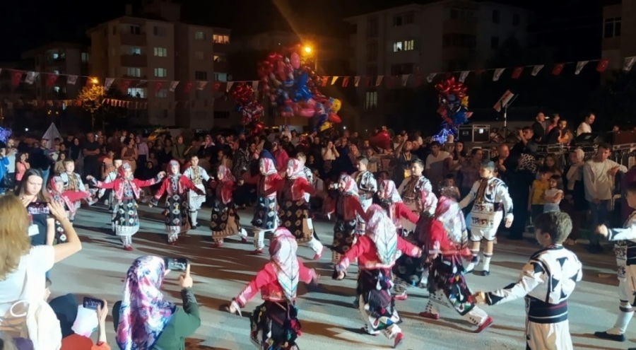 Festivalin gözdesi Yıldızlar folklor ekibi oldu