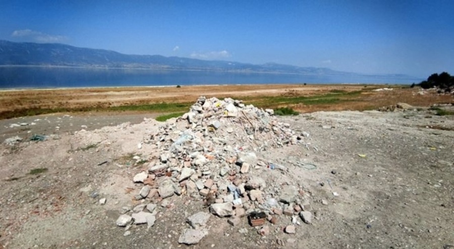 Burdur Gölü kenarı moloz çöplüğüne dönüştü
