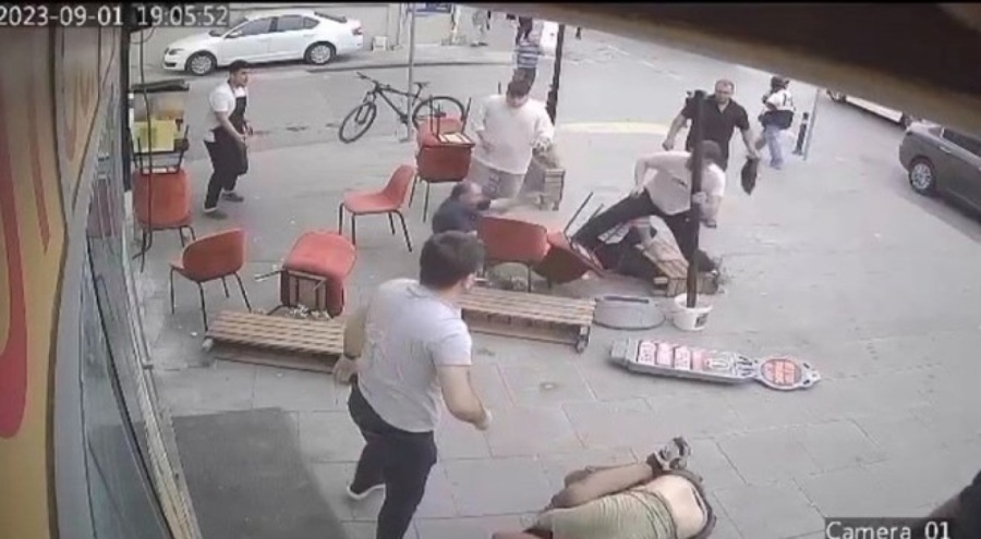 Cadde ortasında iki grup arasında tekmeli, yumruklu kavga!