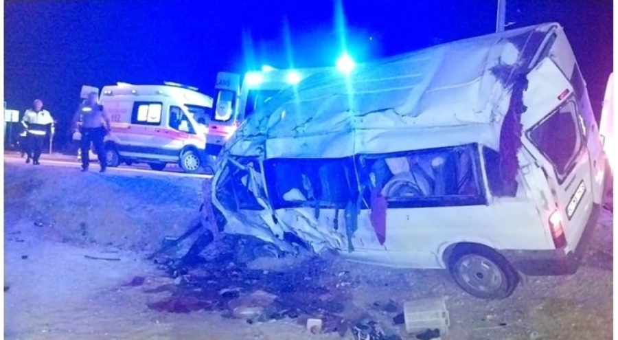 İşçileri taşıyan minibüs, otomobil ile çarpıştı! Çok sayıda yaralı