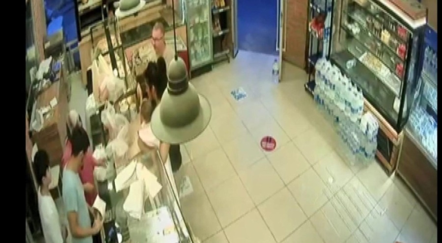 Sahte dolarla alışverip yapan kadın para üstüyle ortalıktan kayboldu