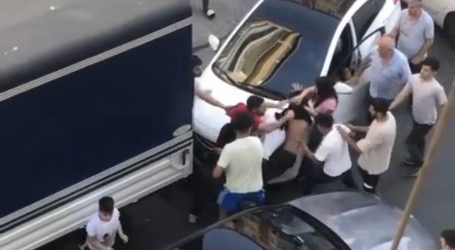 Yol verme kavgasında tekme ve yumruklar havada uçuştu!