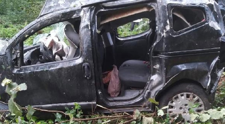 Feci kaza! Otomobil dereye yuvarlandı, ölüler var