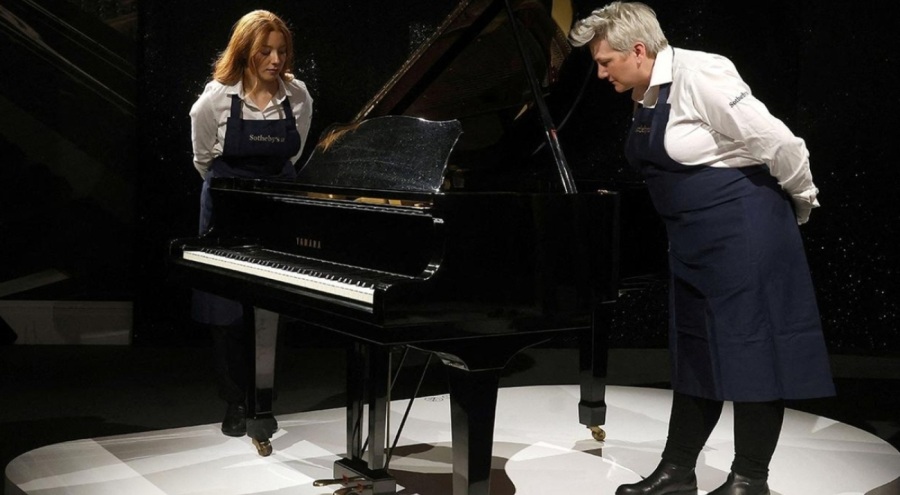 Freddie Mercury'nin piyanosu satıldı!