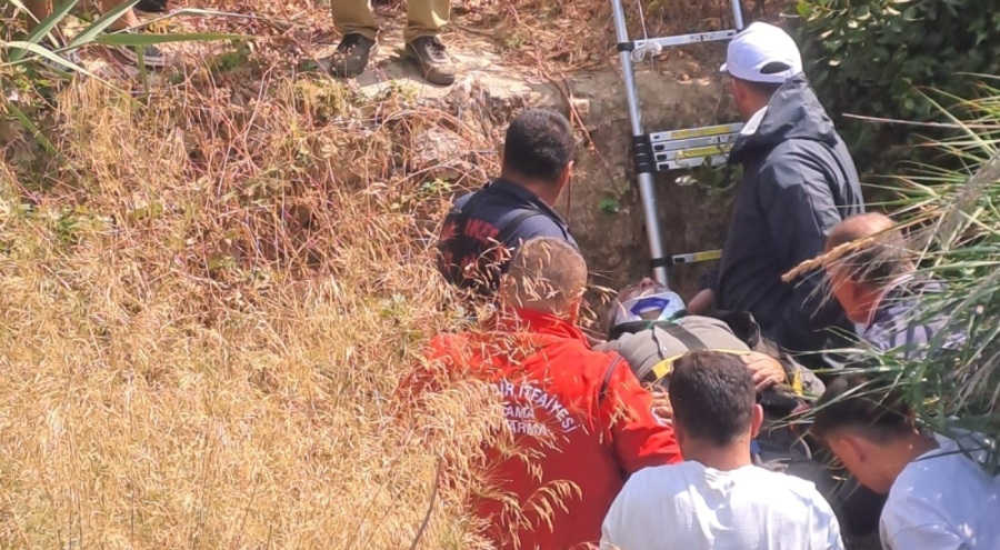 Düğün salonu önünde traktör kaza yaptı!