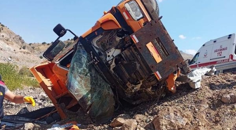 Asfalt yüklü kamyon şarampole devrildi! Kamyon şoförünün acı sonu